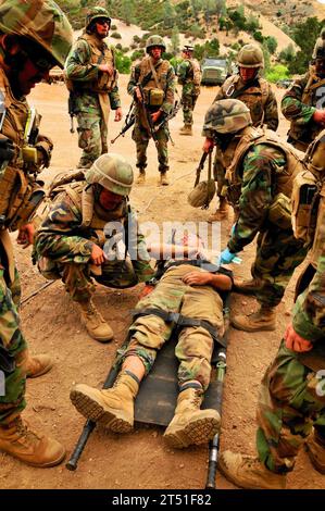 111004SM578-154 FORT HUNTER LIGGETT, California (4 ottobre 2011) Seabees assegnati al Naval Mobile Construction Battalion (NMCB) 40 conducono un'esercitazione per vittime di massa a Fort Hunter Liggett, California. NMCB-40 sta partecipando alla sua esercitazione finale di addestramento sul campo e valutazione prima del loro imminente dispiegamento al U.S. Pacific Command a novembre. Marina Foto Stock