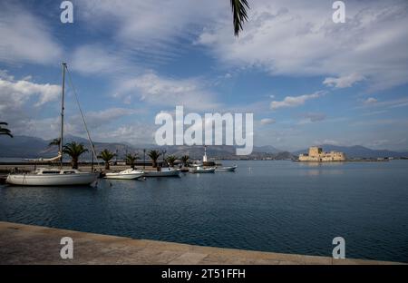 Castello d'acqua di Bourtzi visto dal porto di Nafplio Foto Stock