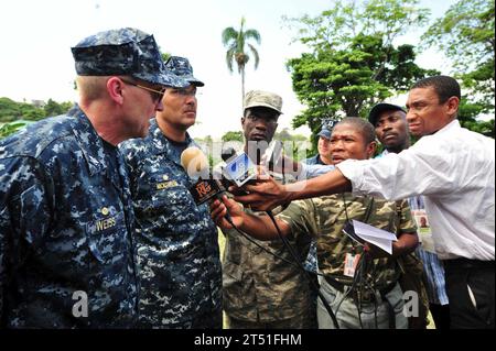110826NJ219-128 PORT-AU-PRINCE, Haiti (26 agosto 2011) il capitano David Weiss, comandante della nave ospedale USNS comfort (T-AH 20) e il commodoro Brian Nickerson, comandante della missione promessa 2011, rispondono alle domande dei media locali dopo la cerimonia di chiusura a Port-au-Prince, Haiti. La promessa continua è una missione di assistenza umanitaria di cinque mesi nei Caraibi, Centro e Sud America. (U.S. Air Force Foto Stock