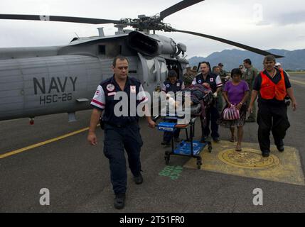 110810RM525-853 SAN JOSE, Costa Rica (10 agosto 2011) i paramedici costaricani si preparano a portare un ragazzo ferito in un ospedale locale di San Jose, Costa Rica, durante la promessa continua 2011. La promessa continua è una missione di assistenza umanitaria di cinque mesi nei Caraibi, Centro e Sud America. Marina Foto Stock