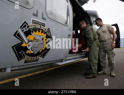 110810RM525-815 SAN JOSE, Costa Rica (10 agosto 2011) il capo dell'equipaggio dell'aria navale Justin Crowe prepara un ragazzo ferito per il trasporto da parte dei paramedici locali a San Jose, Costa Rica durante la promessa continua 2011. La promessa continua è una missione di assistenza umanitaria di cinque mesi nei Caraibi, Centro e Sud America. Marina Foto Stock