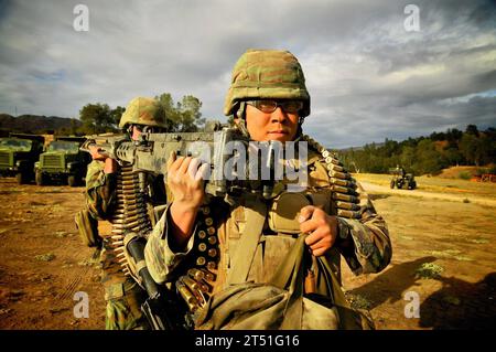 110925SM578-150 FT. HUNTER LIGGETT, California. Utlillitiesman di terza classe Sze Yeung, un Seabee assegnato al Naval Mobile Construction Battalion (NMCB) 40, porta una mitragliatrice calibro 50 in una posizione difensiva a Fort Hunter Liggett, California, 25 settembre 2011. NMCB 40 sta attualmente partecipando al suo ultimo Field Training Exercise (FTX) e valutazione prima del loro imminente dispiegamento del Pacific Command a novembre. Il battaglione dovrebbe essere smantellato alla conclusione del dispiegamento nel settembre 2012. Marina DEGLI STATI UNITI Foto Stock