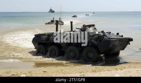 110615NW827-070 CHABANKA, Ucraina (15 giugno 2011) i vettori corazzati ucraini arrivano a terra durante una dimostrazione anfibia dello sbarco sulla spiaggia come parte dell'esercitazione Sea Breeze 2011. Forze aeree, terrestri e navali provenienti dall'Azerbaigian, dall'Algeria, dal Belgio, dalla Danimarca, dalla Georgia, Germania, Macedonia, Moldavia, Svezia, Turchia, Ucraina, Regno Unito e Stati Uniti partecipano a Sea Breeze, la più grande esercitazione marittima multinazionale di quest'anno nel Mar Nero, dal 6 al 18 giugno. L'esercizio è co-ospitato dalle marine ucraine e statunitensi. Marina Foto Stock