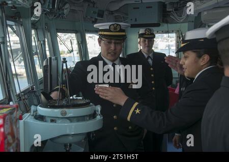 7th Fleet, bilaterale, Bonhomme Richard Amphibious Ready Group, Christmas, gift Exchange, japan Maritime self Defense force, JS Kuruma, PACOM, Sasebo, sister ship, tour, U.S. Navy, USS Bonhomme Richard (guida a sinistra 6) Foto Stock