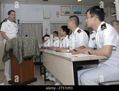 7th Fleet, Foreign Military, Japan Maritime Self-Defense Force, JMSDF, kashima, people, speech, addestramento, U.S. Navy, Vice Adm. Bird Foto Stock