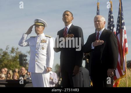 1009117203C-008 WASHINGTON (11 settembre 2010) Presidente dei Joint Chiefs of staff Adm. Mike Mullen, Presidente Barack Obama e Segretario alla difesa Robert M. Gates rendono onore durante il gioco dell'inno nazionale al Pentagono Memorial, durante una cerimonia che segna il nono anniversario degli attentati dell'11 settembre, 11 settembre 2010. (Dipartimento della difesa Foto Stock