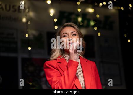 Essen, Germania. 2 novembre 2023. Anna-carina Woitschack si esibisce al mercatino di Natale di Essen-Steele, Germania. Crediti: Sarah Lobin/Alamy Live News. Foto Stock