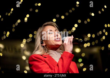 Essen, Germania. 2 novembre 2023. Anna-carina Woitschack si esibisce al mercatino di Natale di Essen-Steele, Germania. Crediti: Sarah Lobin/Alamy Live News. Foto Stock