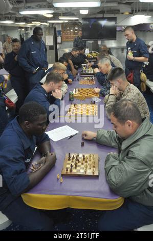 1103117293M-186 MAR MEDITERRANEO (11 marzo 2011) marinai e marines a bordo della nave da trasporto anfibio USS Ponce (LPD 15) competono in un torneo di scacchi sponsorizzato dal dipartimento morale, benessere e ricreazione. Ponce fa parte del Kearsarge Amphibious Ready Group che sostiene le operazioni di sicurezza marittima e gli sforzi di cooperazione per la sicurezza del teatro nell'area di responsabilità della 6th Fleet. Marina Foto Stock