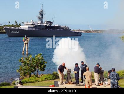 1006080464S-005 PEARL HARBOR (8 giugno 2010) i membri della Lockheed Martin e del Joint base Pearl Harbor-Hickam Security Department eseguono un saluto di 21 cannoni per l'arrivo della nave JS Kashima (TV 3508) dello squadrone di addestramento della Japan Maritime Self-Defense Force per una visita al porto. Quest'anno ricorre il 50° anniversario del Trattato di cooperazione reciproca di sicurezza degli Stati Uniti e del Giappone che nel 1960 ha stabilito l'alleanza tra i due paesi. (Marina degli Stati Uniti Foto Stock