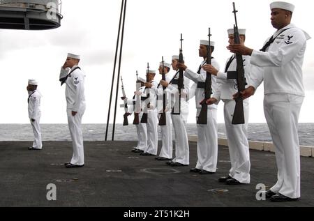 0709183143M-023 ATLANTIC OCEAN (18 settembre 2007) - i marinai presentano le armi dopo aver eseguito un saluto di pistola durante una sepoltura in mare a bordo della portaerei della classe Nimitz USS Harry S. Truman (CVN 75) per due ex marinai. I cannoni sono stati sparati mentre le loro ceneri sono state rilasciate nell'Oceano Atlantico. Truman e' in corso nell'Oceano Atlantico, conducendo le qualifiche dei vettori. Marina degli Stati Uniti Foto Stock