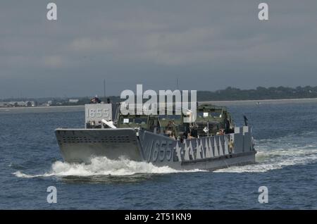 0910273592S-198 RADIO ISLAND, N.C. (27 ottobre 2009) Landing Craft Utility 1655 (LCU 1655) trasporta attrezzature per il battaglione logistico da combattimento della 24th Marine Expeditionary Unit (24th MEU) da Camp Lejeune, N.C. alla nave d'assalto anfibio USS Nassau (LHA 4) durante un Composite Unit Training Exercise (COMPTUEX). COMPTUEX è stato progettato per fornire ambienti di addestramento realistici alle forze navali statunitensi che replicano da vicino le sfide operative abitualmente incontrate durante le operazioni militari in tutto il mondo. Marina Foto Stock