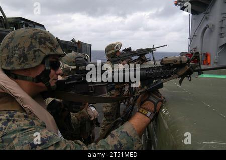 0911162218S-223 PHILIPPINE SEA (16 novembre 2009) forze di ricognizione marina assegnate alla 31st Marine Expeditionary Unit (31st MEU) assicurano il ponte di volo della nave da sbarco anfibio USS Tortuga (LSD 46) durante una visita, un imbarco, una ricerca e un'esercitazione di sequestro. Tortuga fa parte dell'Essex Expeditionary Strike Group che partecipa all'esercitazione annuale (ANNUALEX 21G), un'esercitazione bilaterale condotta dalla Marina degli Stati Uniti e dalla Japan Maritime Self-Defense Force. Marina Foto Stock