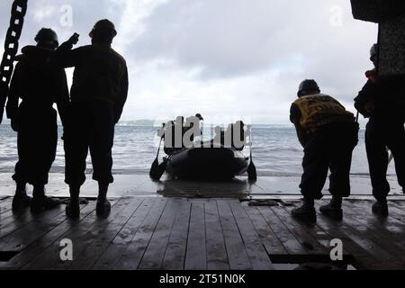 1009091093A-008 SOUTH CHINA SEA (9 settembre 2010) Marines assegnati ai plotoni Amphibious Reconnaissance and Force Reconnaissance della 31st Marine Expeditionary Unit (31st MEU), lanciano un'unità da ricognizione in gomma da combattimento dal ponte della nave d'assalto anfibio USS Essex (LHD 2) durante un esercizio di addestramento per il lancio e il ripristino. Essex si sta preparando per l'esercizio PHIBLEX 2011 tra Stati Uniti e Repubblica delle Filippine. (Corpo dei Marines degli Stati Uniti Foto Stock