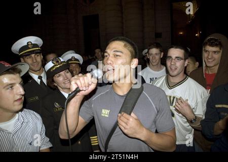 0711035215E-418 ANNAPOLIS, Md. (3 novembre 2007) - Naval Academy quarterback, Midshipman 1st Class Kaipo-Noa Kaheaku-Enhada si rivolge alla Brigata dei Midshipmen durante una celebrazione del ritorno a casa per NavyХs la prima vittoria in 43 anni su Notre Dame. Kaheaku-Enhada lanciò un passaggio da touchdown da 25 yard nei tre tempi supplementari, vincendo per 46-44 contro gli irlandesi. Marina degli Stati Uniti Foto Stock