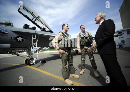 1004225549O-044 PATUXENT RIVER, MD (22 aprile 2010) Segretario della Marina (SECNAV) l'onorevole Ray Mabus saluta i piloti della Marina CDR. Beau Duarte e Lcdr. Tom Weaver a seguito di una vetrina di un test di volo supersonico del "Green Hornet", condotto presso la Naval Air Station Patuxent River, Md Il jet da combattimento F/A-18 Super Hornet Strike è alimentato da una miscela di biocarburante 50/50. Marina Foto Stock