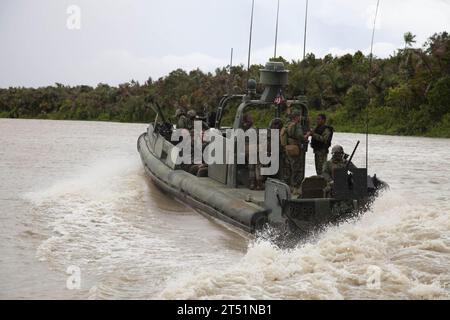 111014ZZ999-002 TURBO, COLOMBIA (14 ottobre 2011) Una nave di pattuglia fluviale della Marina conduce esercitazioni di assalto anfibio con il 2nd Amphibious Assault Battalion, Alpha Company, 2nd plotoon, a sostegno della missione di scambio di esperti in materia anfibia-Southern Partnership Station 2012. I Marines sono imbarcati a bordo della nave da sbarco anfibio USS Oak Hill (LSD 51), che partecipa alla Southern Partnership Station, un dispiegamento annuale di squadre di addestramento militare degli Stati Uniti nell'area di responsabilità del Southern Command negli Stati Uniti nei Caraibi e in America Latina. (Esercito degli Stati Uniti Foto Stock