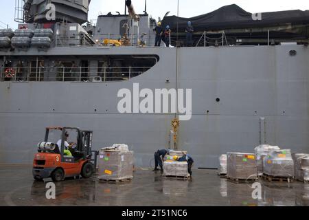 111103ZZ999-121 COLON, Panama (3 novembre 2011) i marinai utilizzano la gru della nave per sollevare pallet di cibo a bordo della nave da sbarco anfibio USS Oak Hill (LSD 51) durante uno scalo portuale a Colon, Panama. Oak Hill sta partecipando all'Amphibious Southern Partnership Station 12, un dispiegamento annuale di squadre di addestramento militare degli Stati Uniti nell'area di responsabilità del Southern Command degli Stati Uniti. (Esercito degli Stati Uniti Foto Stock