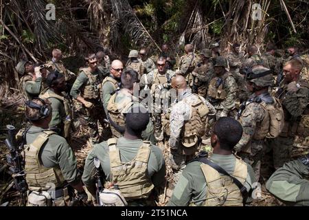 111112ZZ999-073 MATUNTUGO, Colombia (12 novembre 2011) Sailors Assigned to Riverine Squadron (RIVRON) 3, Detachment 1, and U.S. Marines Assigned to Special Purpose Marine Air Ground Task Force conducono un briefing prima di un'esercitazione di fuoco vivo. La task force è composta da Marines di vari comandi ed elementi che collettivamente operano su un piccolo livello di spedizione a sostegno della Amphibious-Southern Partnership Station 2012, un dispiegamento annuale di squadre di addestramento militare degli Stati Uniti nell'area di responsabilità del Southern Command degli Stati Uniti. (Esercito degli Stati Uniti Foto Stock