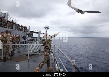 55th Signal Company (Combat camera), ANFIBIO SOUTHERN PARTNERSHIP STATION 2012, Hand Clasp, LSD 51, RIVRON 3, SOUTHCOM, SPMAGTF, SPS 12, USS Oak Hill Foto Stock