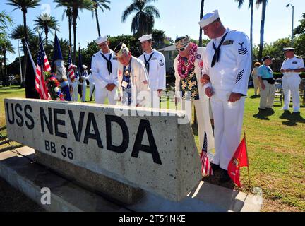 1012087948R-337 PEARL HARBOR (8 dicembre 2010) i marinai assegnati alla nave da sbarco anfibio USS Pearl Harbor (LSD 52) si uniscono ai sopravvissuti di Pearl Harbor alla cerimonia di commemorazione della nave da battaglia USS Nevada (BB 36) per celebrare il 69° anniversario dell'attacco a Pearl Harbor il 7 dicembre 1941. Marina Foto Stock