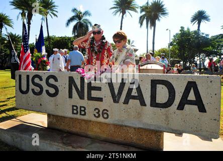 1012087948R-339 PEARL HARBOR (8 dicembre 2010) Woodrow Derby, un sopravvissuto di Pearl Harbor che prestò servizio sulla corazzata USS Nevada (BB 36), saluta dopo aver posto una corona durante una cerimonia di commemorazione per il Nevada in occasione del 69° anniversario dell'attacco a Pearl Harbor il 7 dicembre 1941. Marina Foto Stock