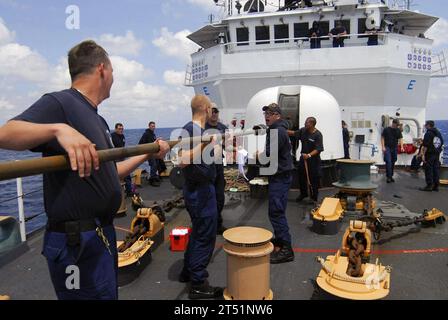 0904294900B-001 ATLANTIC OCEAN (29 aprile 2009) i membri dell'equipaggio del cutter della Guardia Costiera statunitense Thetis (WMEC 910) puliscono il cannone Oto Melara da 76 mm dopo aver sparato 54 colpi contro l'ex USS Connolly (DD 979) durante l'esercitazione di affondamento parte di UNITAS Gold. Quest'anno segna la 50a edizione di UNITAS, un esercizio multinazionale che offre alle nazioni partecipanti l'opportunità di aumentare la loro capacità collettiva di contrastare le attività marittime illecite che minacciano la stabilità regionale. I paesi partecipanti sono Brasile, Canada, Cile, Colombia, Ecuador, Germania, Messico, Perù, Stati Uniti e Uruguay. (COA USA Foto Stock