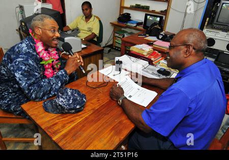 110427KB563-065 ESPIRITU SANTO, Vanuatu (27 aprile 2011) Capitano Jesse A. Wilson, Left, Commander of Pacific Partnership 2011 e commodore del Destroyer Squadron (DESRON) 23 , parla della missione di partenariato del Pacifico con il Segretario generale della Provincia di Sanma Joel Path presso la stazione radio locale 98 FM. Pacific Partnership è un'iniziativa di assistenza umanitaria di cinque mesi che effettuerà visite portuali a Tonga, Vanuatu, Papua nuova Guinea, Timor Est e negli Stati Federati di Micronesia. Marina Foto Stock