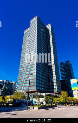 Alto edificio in stile internazionale degli anni '1970, la Euston Tower in Regent's Place, Londra, Inghilterra Foto Stock