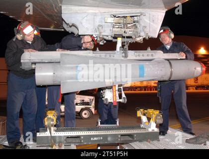 196DE paranco per aiutare a sollevare un missile di addestramento aereo AGM-65 Maverick Captive (CATM), Mad Foxes of Patrol Squadron FIVE (VP-5), operazioni di pattugliamento marittimo e la guerra globale al terrorismo, P-3C Orion Aircraft, Sicily, SIGONELLA Foto Stock