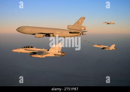 0910155781T-007 MIDDLE EAST (13 ottobre 2009) F/A-18 caccia d'attacco, assegnati al Black Aces of Strike Fighter Squadron (VFA) 41 e i Warhawks del VFA-97 imbarcati a bordo della portaerei USS Nimitz (CVN 68), rifornimento da un Air Force KC-10 Extender del 305th Air Mobility Wing (AMW). Il Nimitz Carrier Strike Group è schierato nell'area di responsabilità della 5th Fleet. (Marina degli Stati Uniti Foto Stock