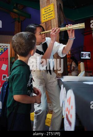 110506AU127-028 NEW ORLEANS (6 maggio 2011) Airman Sang Nguyen, assegnato alla USS Constitution, mostra un telescopio di 1812 anni a un bambino al Louisiana Children's Museum durante la New Orleans Navy Week. Le settimane della Marina sono progettate per mostrare agli americani gli investimenti che hanno fatto nella loro Marina e aumentare la consapevolezza nelle città che non hanno una presenza significativa della Marina. (Marina degli Stati Uniti Foto Stock