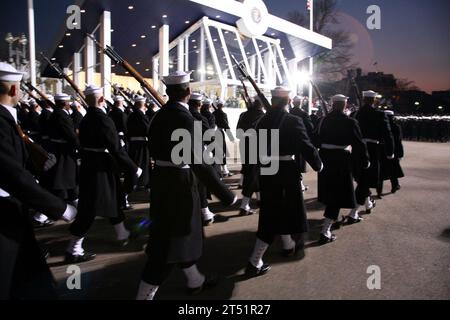 0901205386H-581 WASHINGTON (20 gennaio 2009) la Navy Ceremonial Honor Guard marcia oltre la posizione di revisione presidenziale durante la Presidential inaugurale Parade del 2009 a Washington. Più di 5.000 uomini e donne in uniforme stanno fornendo supporto cerimoniale militare all'inaugurazione presidenziale del 2009, una tradizione che risale all'inaugurazione di George Washington del 1789. Marina Foto Stock