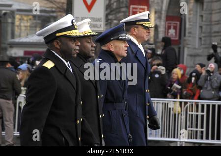 0901209954T-122 WASHINGTON (20 gennaio 2009) comandanti componenti militari, Rear Adm. Earl L. Gay, Left, Marine Corps Brig. Il generale Willie J. Williams, il maggiore generale dell'aeronautica Ralph J. Jodice II e il retroammiraglio della Guardia Costiera J. Scott Burhoe guidano la sfilata inaugurale presidenziale del 2009 a Washington. Più di 5.000 uomini e donne in uniforme stanno fornendo supporto cerimoniale militare all'inaugurazione presidenziale del 2009, una tradizione che risale all'inaugurazione di George Washington del 1789. Marina Foto Stock