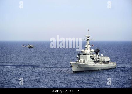 1005273136P-353 MAR MEDITERRANEO (27 maggio 2010) Un elicottero MK-95 Lynx della Marina portoghese si prepara ad atterrare a bordo della fregata NRP Bartolomeu Dias (F-333) durante la parte in mare dell'esercitazione Phoenix Express 2010 (PE 10). PE-10 è un esercizio di due settimane volto a rafforzare il partenariato marittimo e a migliorare la stabilità nella regione attraverso una maggiore interoperabilità e cooperazione tra i partner di Africa, Europa e Stati Uniti. Marina Foto Stock