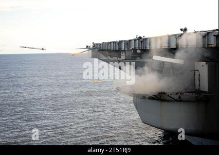 110927AU622-047 OCEANO ATLANTICO (27 settembre 2011) Un missile a telaio mobile (RAM) viene lanciato da un lanciatore durante un'esercitazione di fuoco vivo a bordo della portaerei USS Dwight D. Eisenhower (CVN 69). Dwight D. Eisenhower sta conducendo le qualifiche del vettore. Marina Foto Stock