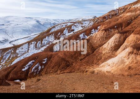 Vista panoramica del paesaggio arido con montagne innevate nella Repubblica di Altai, Siberia, Russia Foto Stock