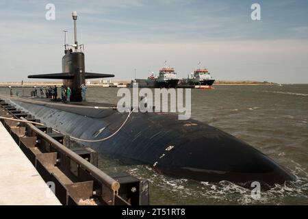 110309FG395-007 KINGS BAY, GA (9 marzo 2011) il sottomarino d'attacco classe Los Angeles USS Pittsburgh (SSN 720) tira nella base sottomarina navale Kings Bay una visita di routine al porto. Marina Foto Stock