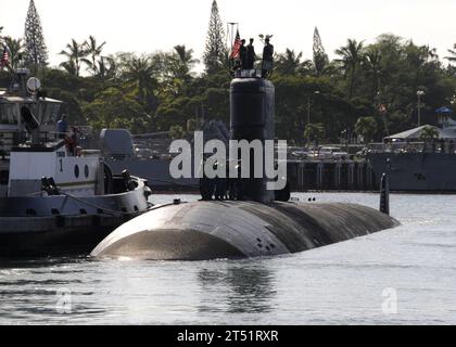 1012143560G-001 PEARL HARBOR-HICKAM (14 dicembre 2010) il sottomarino ad attacco rapido classe Los Angeles USS Pasadena (SSN 752) parte dalla base congiunta Pearl Harbor-Hickam per un dispiegamento regolare di sei mesi nella regione occidentale del Pacifico. Marina Foto Stock