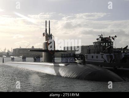 1012023560G-001 BASE CONGIUNTA PEARL HARBOR-HICKAM, Hawaii (2 dicembre 2010) il sottomarino d'attacco classe Los Angeles USS Jacksonville (SSN 699) ritorna alla base congiunta Pearl Harbor-Hickam dopo aver completato un dispiegamento programmato nella regione occidentale del Pacifico. Marina Foto Stock