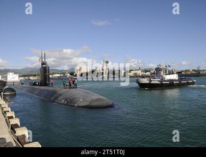 0911243560G-088 PEARL HARBOR (24 novembre 2009) il sottomarino classe Los Angeles USS Columbus (SSN 762) parte dalla stazione navale di Pearl Harbor per un dispiegamento programmato nella regione occidentale del Pacifico. Marina Foto Stock