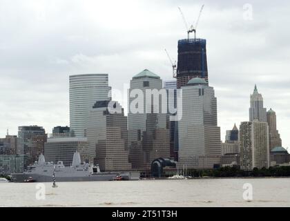 110911MY805-053 NEW YORK (11 settembre 2011) la nave da trasporto anfibio USS New York (LPD 21) è ormeggiata vicino al National September 11 Memorial and Museum. New York è costruita con 7,5 tonnellate di acciaio dal World Trade Center. Marina Foto Stock