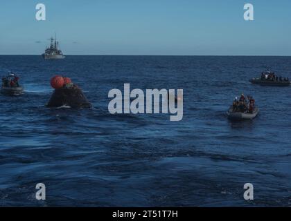 Le imbarcazioni gonfiabili a scafo rigido (RHIB) guidano il modulo d’equipaggio Orion della NASA verso il ponte del pozzo del molo di trasporto anfibio della classe San Antonio USS Anchorage (LPD 23). Anchorage sta attualmente conducendo il primo Exploration Flight test (EFT-1) per il programma NASA Orion. EFT-1 è il quinto test in mare per il modulo equipaggio Orion che utilizza un metodo di recupero del ponte di pozzo della Marina. Marina Foto Stock