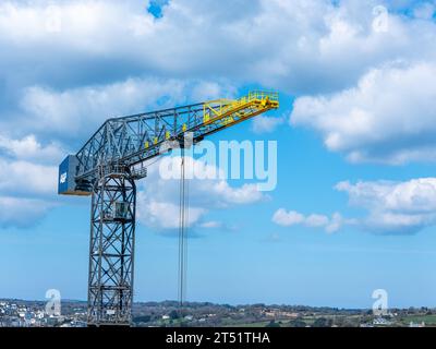 Una grande gru raffigurata nel porto di Falmouth, Dockyard Foto Stock