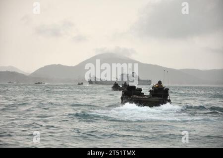 110518KX202-103 SATTAHIP, Thailandia (18 maggio 2011) i veicoli d'assalto anfibi del corpo dei Marines statunitensi lanciati dalla nave da sbarco anfibio USS Tortuga (LSD 46), non raffigurati, si preparano ad assaltare una spiaggia durante la cooperazione a galla Readiness and Training (KARAT) 2011. Più di 130 Marines statunitensi hanno trascorso 48 ore di addestramento con i membri del Royal Thai Marine Corps. (Marina degli Stati Uniti Foto Stock