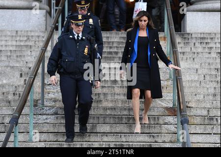 New York, USA. 2 novembre 2023. L'avvocato Alina Habba (r), che rappresenta l'ex presidente degli Stati Uniti Donald Trump nel suo processo per frode civile, è visto lasciare la Corte Suprema di Manhattan, New York, New York, 2 novembre 2023. (Foto di Anthony Behar/Sipa USA) credito: SIPA USA/Alamy Live News Foto Stock