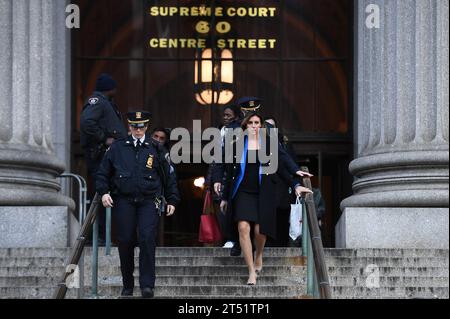 New York, USA. 2 novembre 2023. L'avvocato Alina Habba (r), che rappresenta l'ex presidente degli Stati Uniti Donald Trump nel suo processo per frode civile, è visto lasciare la Corte Suprema di Manhattan, New York, New York, 2 novembre 2023. (Foto di Anthony Behar/Sipa USA) credito: SIPA USA/Alamy Live News Foto Stock