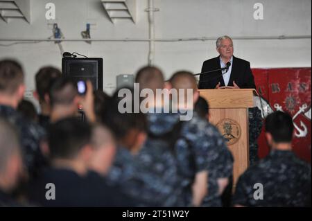 1012065016P-006 MAR ARABICO (6 dicembre 2010) il Segretario della difesa Robert M. Gates fa commenti durante una chiamata a mani libere a bordo della portaerei USS Abraham Lincoln (CVN 72). Questa è la prima volta che Gates visita una portaerei schierata. L'Abraham Lincoln Carrier Strike Group è schierato nell'area di responsabilità della 5th Fleet degli Stati Uniti, sostenendo le operazioni di sicurezza marittima e gli sforzi di cooperazione per la sicurezza del teatro. Marina Foto Stock