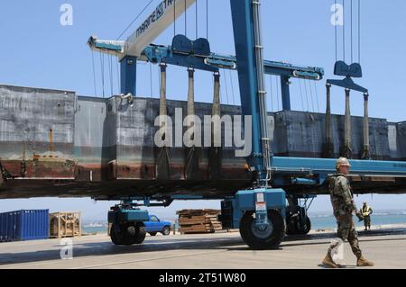 110524GG400-039 SAN DIEGO (25 maggio 2011) Seabees and Sailors assegnati all'Amphibious Construction Battalion (ACB) 1 Lift una sezione non motorizzata, migliorata Navy Lighterage System (INLS) per la manutenzione. L'ACB-1 è impegnato nella manutenzione per garantire la disponibilità operativa continua. (Marina degli Stati Uniti Foto Stock