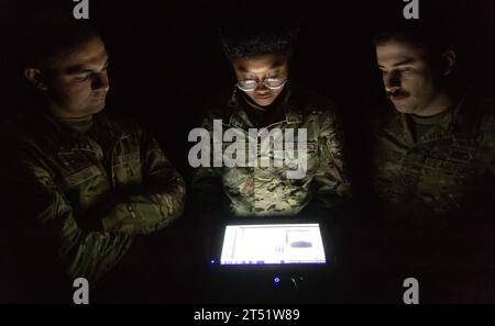 13 ottobre 2023 - dover Air Force base, Delaware, Stati Uniti - Senior Airman Kevin Sinning, Airman 1st Class Ariana Nalica e Senior Airman James Verrelli, 436th Civil Engineer Squadron Explosive Ordnance Disposal Technicians, guardate i raggi X di un ordigno esplosivo improvvisato preso durante una sessione di addestramento presso la dover Air Force base, del, 13 ottobre 2023. Un dispositivo radiologico portatile invia l'immagine in modalità wireless a un tablet con display per la visualizzazione e l'analisi. (Foto: Roland Balik) (immagine di credito: © U.S. Air Force/ZUMA Press Wire) SOLO USO EDITORIALE! Non per USO commerciale! Foto Stock